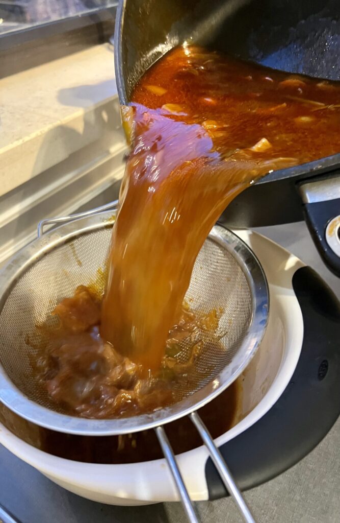 Geschmorte Rinderrouladen, der Sonntagsklassiker 14 Sauce in topf