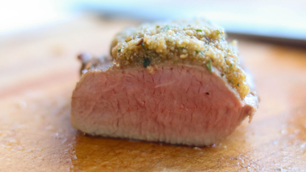 Zartrosa Lammlachse mit einer Kräuterkruste 10 lammlachse rosa gebraten